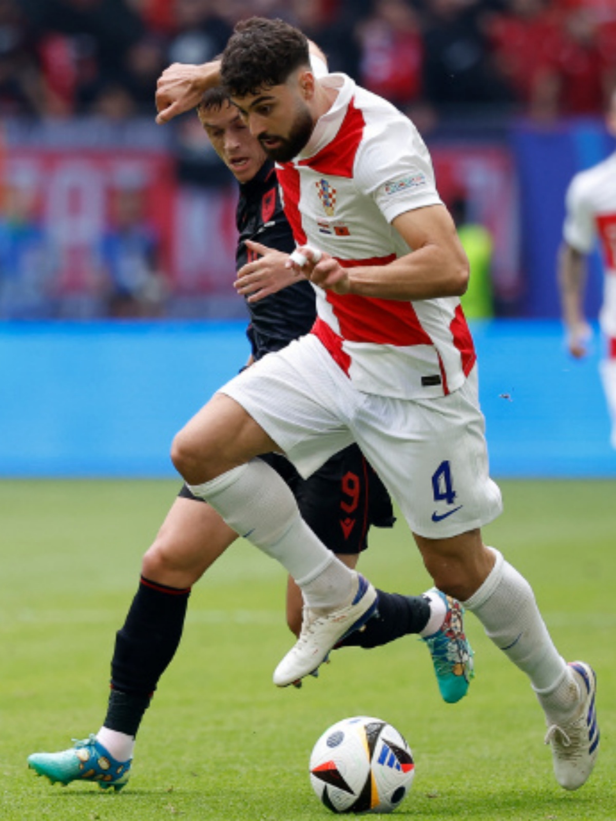 爱游戏在线-克罗地亚横扫巴萨，萨内关键制胜