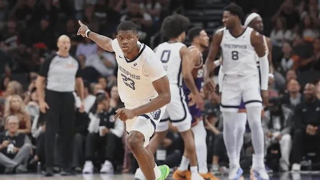 爱游戏娱乐-福建队力克灰熊，西亚卡姆状态火热