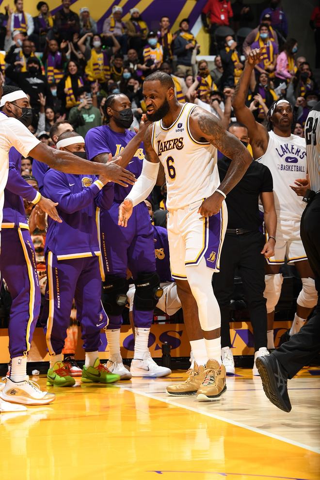 山东队碾压太阳，库里带队取胜