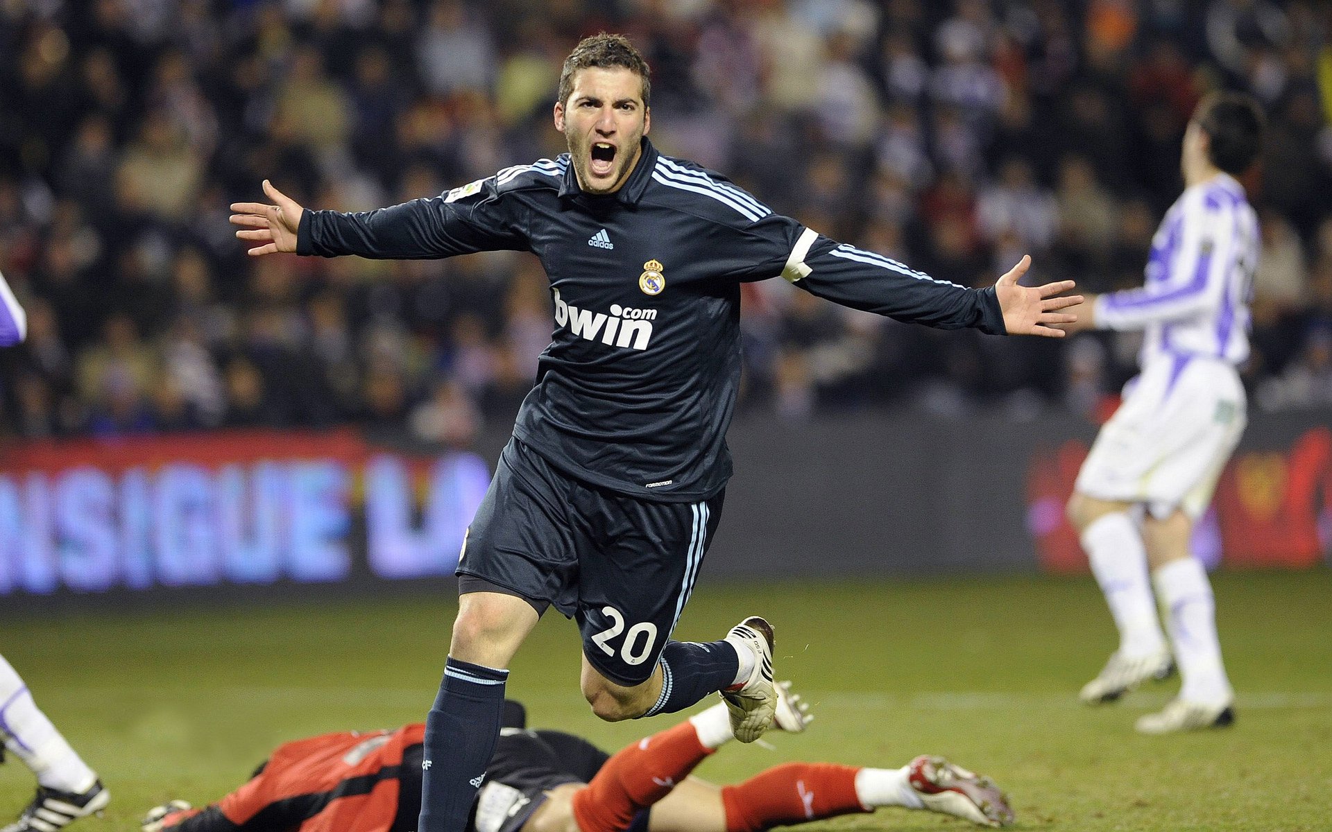 舞台越大越强，爱德华兹在欧冠决赛之夜的加冕